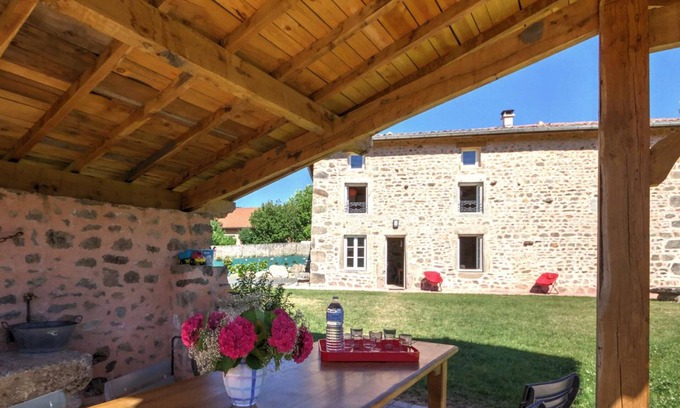 La Valla-sur-Rochefort Cottage | Gite La Valla-sur-Rochefort: Ideal for Families & Pets