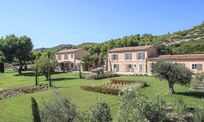 Maussane-les-Alpilles Ski Chalet | Inviting Houses 1468: Family-Friendly with Breakfast Included