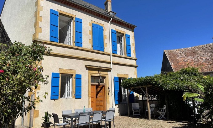 Pierrefitte-sur-Loire Cottage | Comfortable Gite Pierrefitte-sur-Loire with Spa & Breakfast