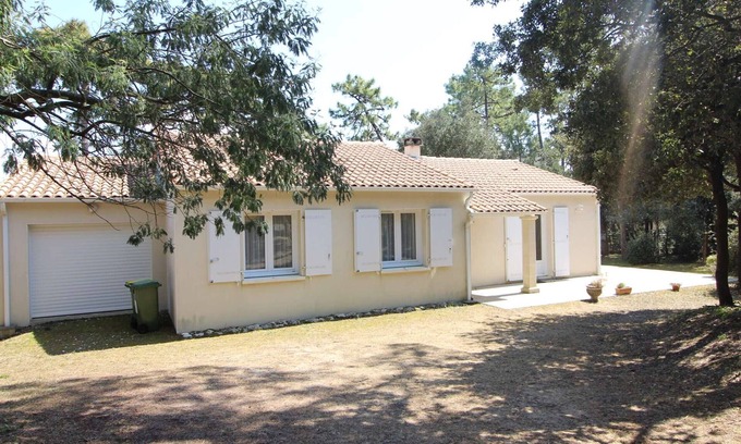 Domino House | Family-Friendly Villa Saint-Georges-d'Oléron with Spa