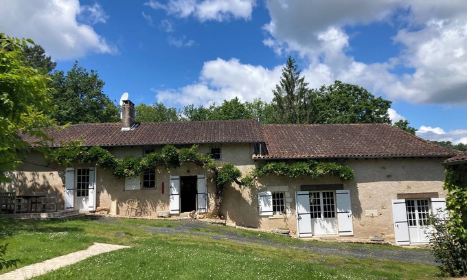 Saint-Leon-sur-l'Isle Villa | Idyllic Retreat in Périgord with Pool & Pet-Friendly Access