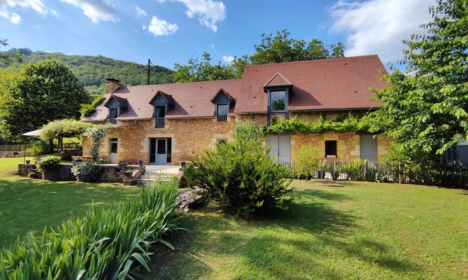 Saint-Vincent-de-Cosse House | Inviting Gîte with Heated Pool and Ocean Views