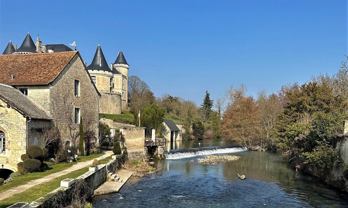 Verteuil-sur-Charente House | Cozy Cottage Retreat by the Charente with Spa & Hot Tub