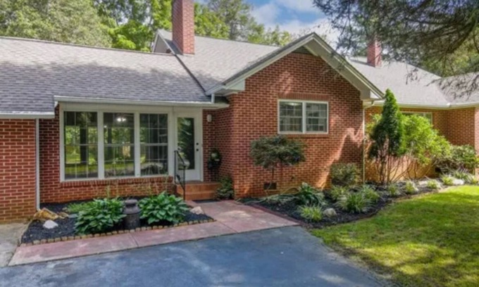 Franklin House | Charming Franklin Home – Noon Check-In & Check-Out, 2 Living Rooms, One Level