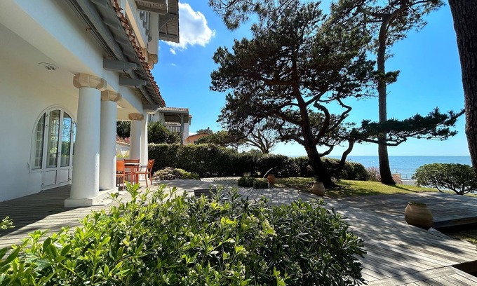 La Teste-de-Buch Villa | Ocean View Villa with Private Access to Bassin