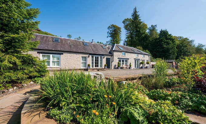 Canonbie Cottage | Elegant Fully Refurbished Garden Cottage with Breakfast