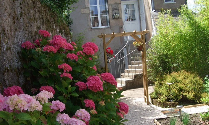 Autun House | Stylish City Center Apartment with Kitchen & Kids Amenities