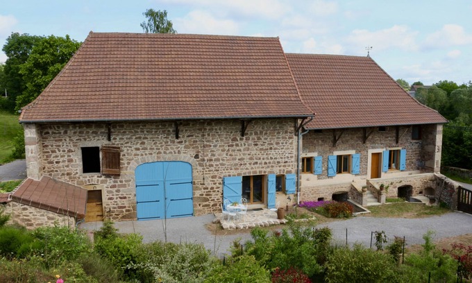 Trivy House | Top-Rated Gîte for 15 - Renovated Farm in Burgundy