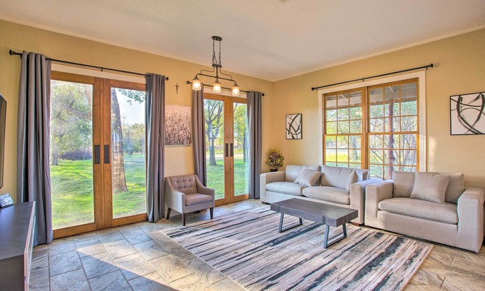 Gainesville House | Inviting Gainesville Retreat with Barn, Grill & Spa Amenities
