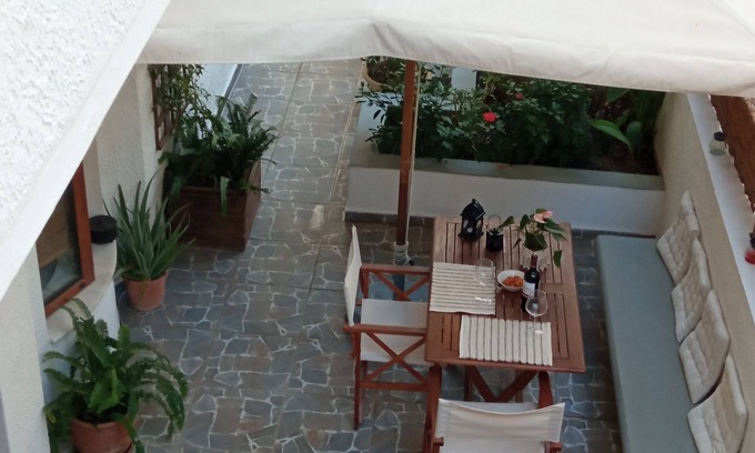 Petaloudes Apartment | Beautiful Oceanfront Apartment with Top-Rated Amenities