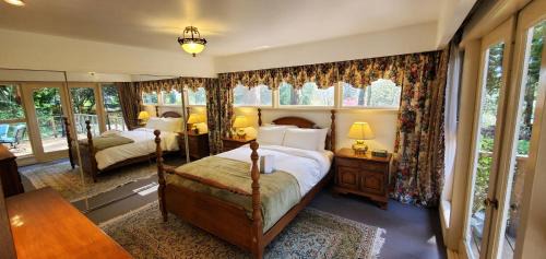 Hollyburn Villa | Serene Garden House - Pet and Child Friendly Retreat