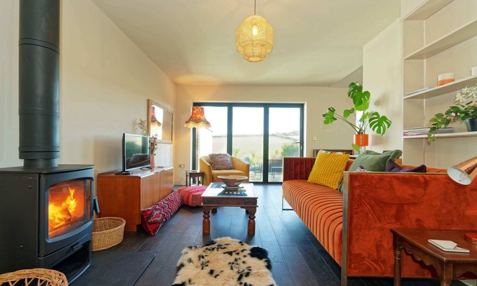 Petham Ski Chalet | Cozy Family-Friendly Cottage with Patio and BBQ Amenities
