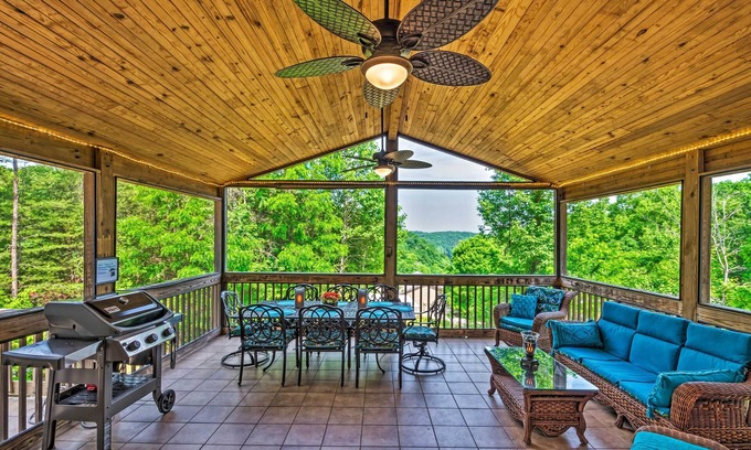 Albany House | Scenic Getaway with Lake Cumberland Views & Spa Amenities