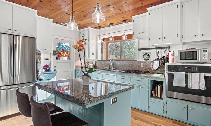 Glen Ellen House | Charming Glen Ellen house w/home office. Pet Friendly!