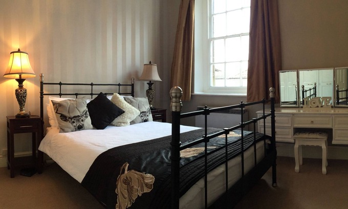 Corsham Apartment | Inviting Grade 2 Period Apartment with Spa & Breakfast