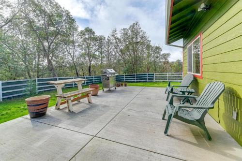 Grants Pass House | Inviting Grants Pass Cottage with Patio & Gas Grill