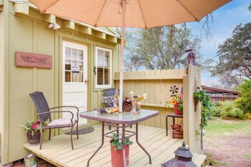 Cedar Ridge Apartment | ```html
Pet-Friendly Tiny Home with Deck and Hot Tub Access
```