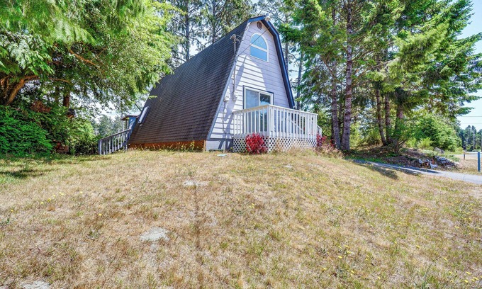 Grayland Apartment | Cozy Grayland Getaway: Steps from the Beach with Ocean View