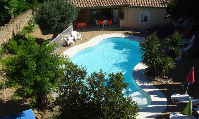 Pomerols Apartment | Exceptional Guest Retreat with Pool, Free Parking & Wifi