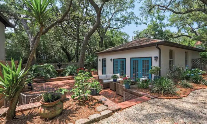East Pensacola Heights Cottage | Guest Rated: Live Oaks on the Bayou with Oceanfront Views