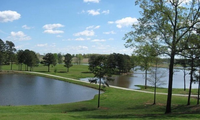 Calhoun County Cottage | Private Guest House with Lake View & Spa, Near Oxford