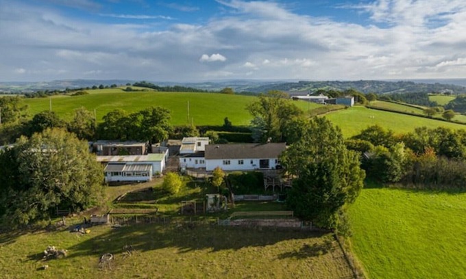 Newton Saint Cyres House | Tranquil Guesthouse with Spa and Hot Tub Amenities