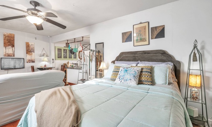 Waxahachie House | Charming Guesthouse with Private Entry & Pool in Waxahachie