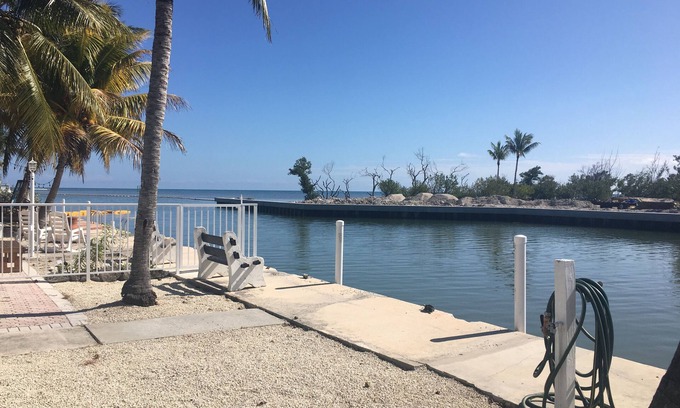 Marathon House | Exquisite Half Duplex with Ocean View and Spa Amenities