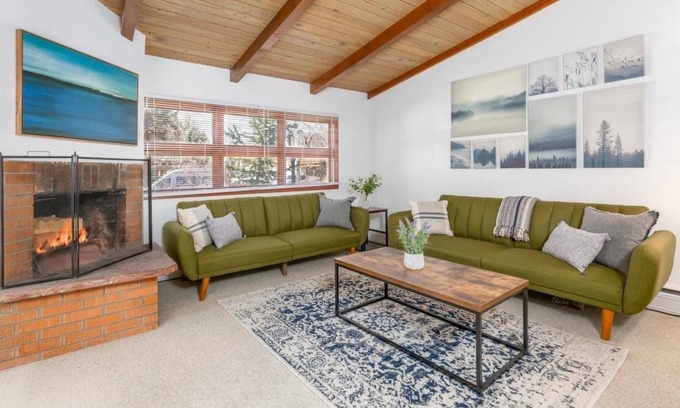 Downtown Apartment | Charming Half Duplex w/ Backyard in the Aspen Core!