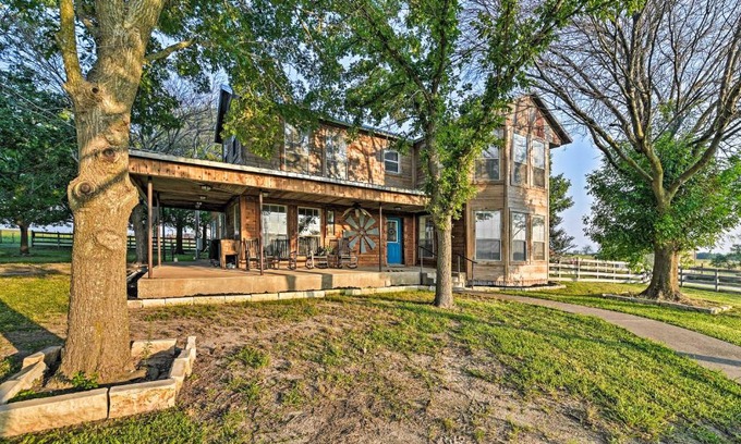 Energy House | Beautiful Hamilton Farmhouse with Scenic Country Views
