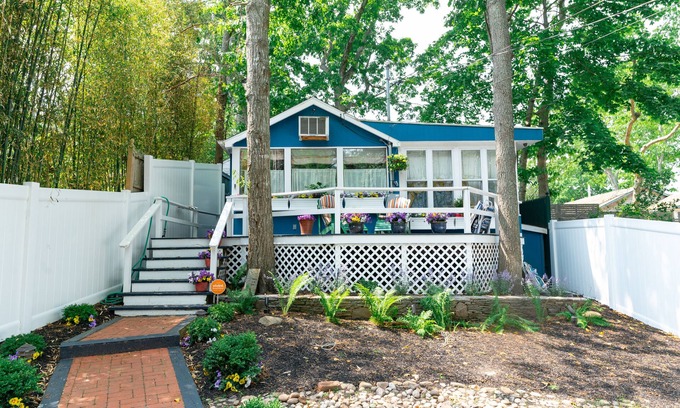 Springs Cottage | Inviting Hamptons Cottage with Ocean Views & Full Kitchen