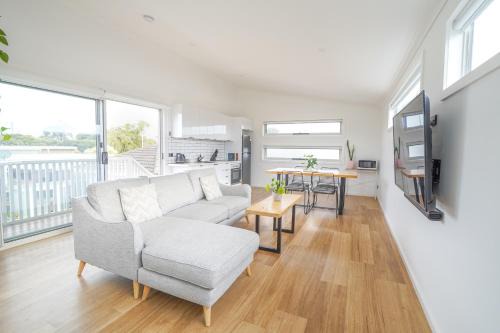 Highton House | Inviting Highton Hideaway Near CBD & Surf Coast