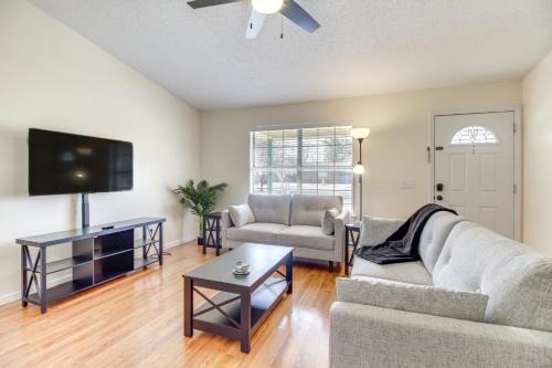 Hinesville House | Inviting Hinesville Home Near Fort Stewart with Spa Amenities