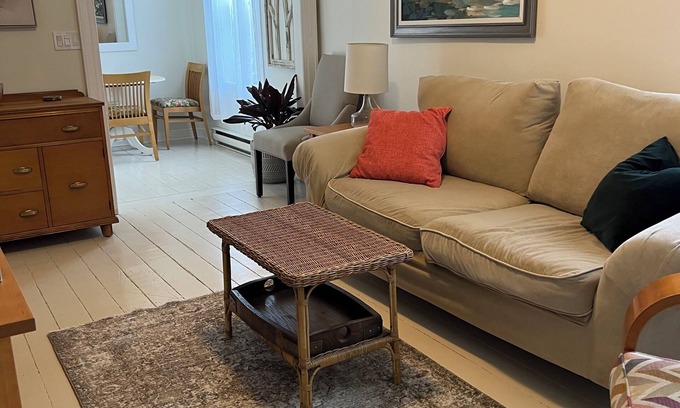 Cobourg House | Historic Hotel Steps from Beach with Family-Friendly Amenities