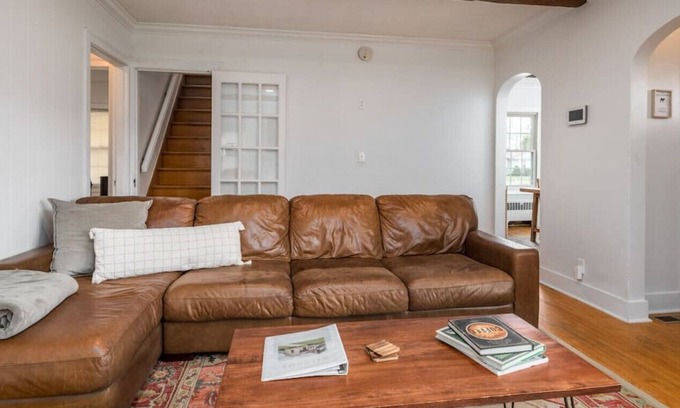 New Albany House | Historic Cottage Retreat Minutes from LOU with Cozy Amenities