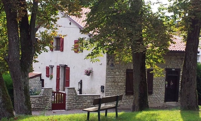 Vadelaincourt Cottage | Pet-Friendly Gite Vadelaincourt with Spa & Breakfast