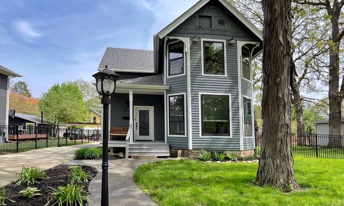 Des Moines House | Charming Historic Home with Modern Comforts ~Near Drake and Downtown!