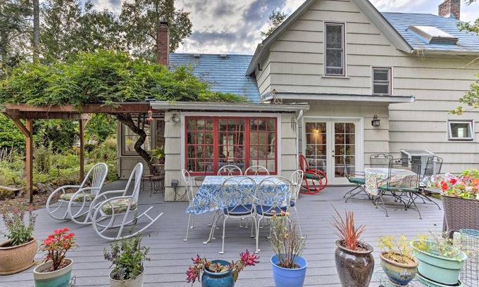 Federal Way House | Historic Retreat with Pet-Friendly Amenities Near Poverty Bay