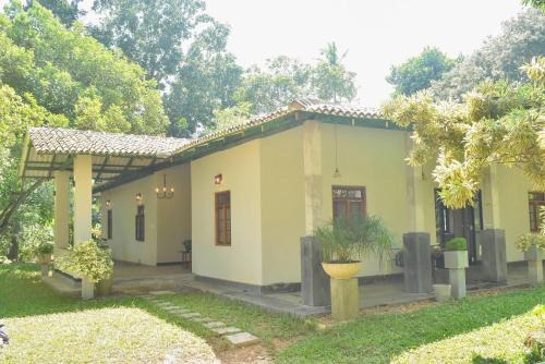 Ambalangoda Villa | Historic 3-Bed Bungalow in Hikkaduwa with Pool & Pets
