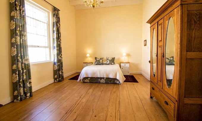 Graaff-Reinet Apartment | Cozy Historical Cottage: Pet & Child Friendly Retreat
