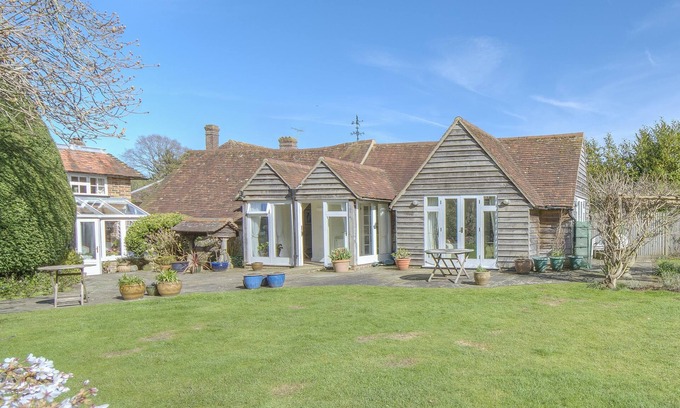Pulborough House | Cozy Country Cottage in Fittleworth - Pet Friendly & Breakfast