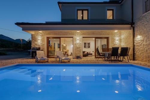 Slime House | Relaxing Dolac Holiday Home with Pool & Ocean Views