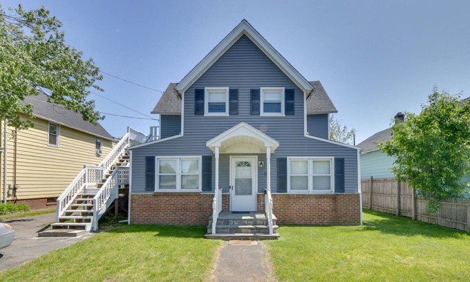 West Haven House | Charming Home ~ 6 Mi to Downtown New Haven!