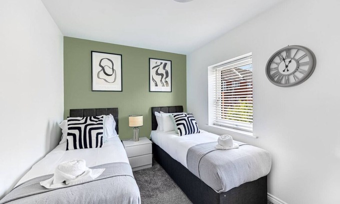 Milton Keynes House | Charming Home Driveway Parking Wifi SmartTV