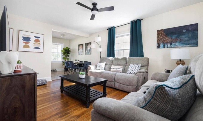 Bristol House | Spacious Home for 8 with Kitchen - Near State St Attractions