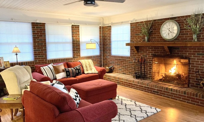Boiling Springs House | Elegant Home with Breakfast & Kitchen in Upscale Area