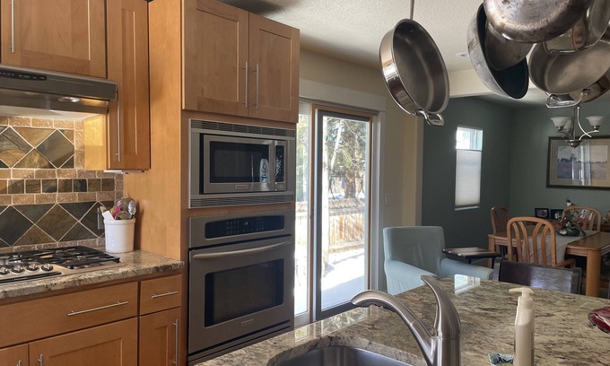 Longmont House | Guest Rated 10/10: Inviting Home in Historic Longmont