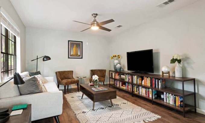 South Manchaca Apartment | Cozy Retreat in South Austin with Kitchen & Pet-Friendly Perks
