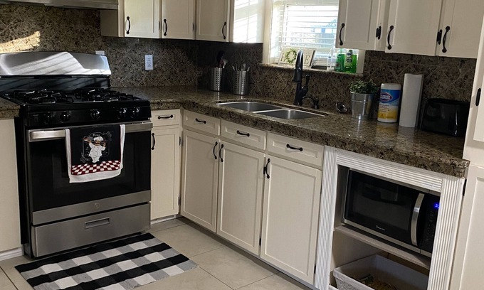Sunset House | Idyllic Home in Sunset LA with Breakfast & Family Amenities