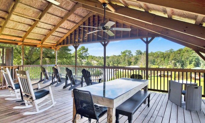 Fairhope House | Family Retreat on Fish River with Breakfast & Kitchen Access